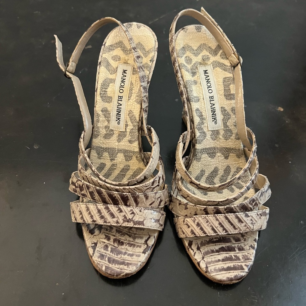Manolo blahnik size 7 wedge